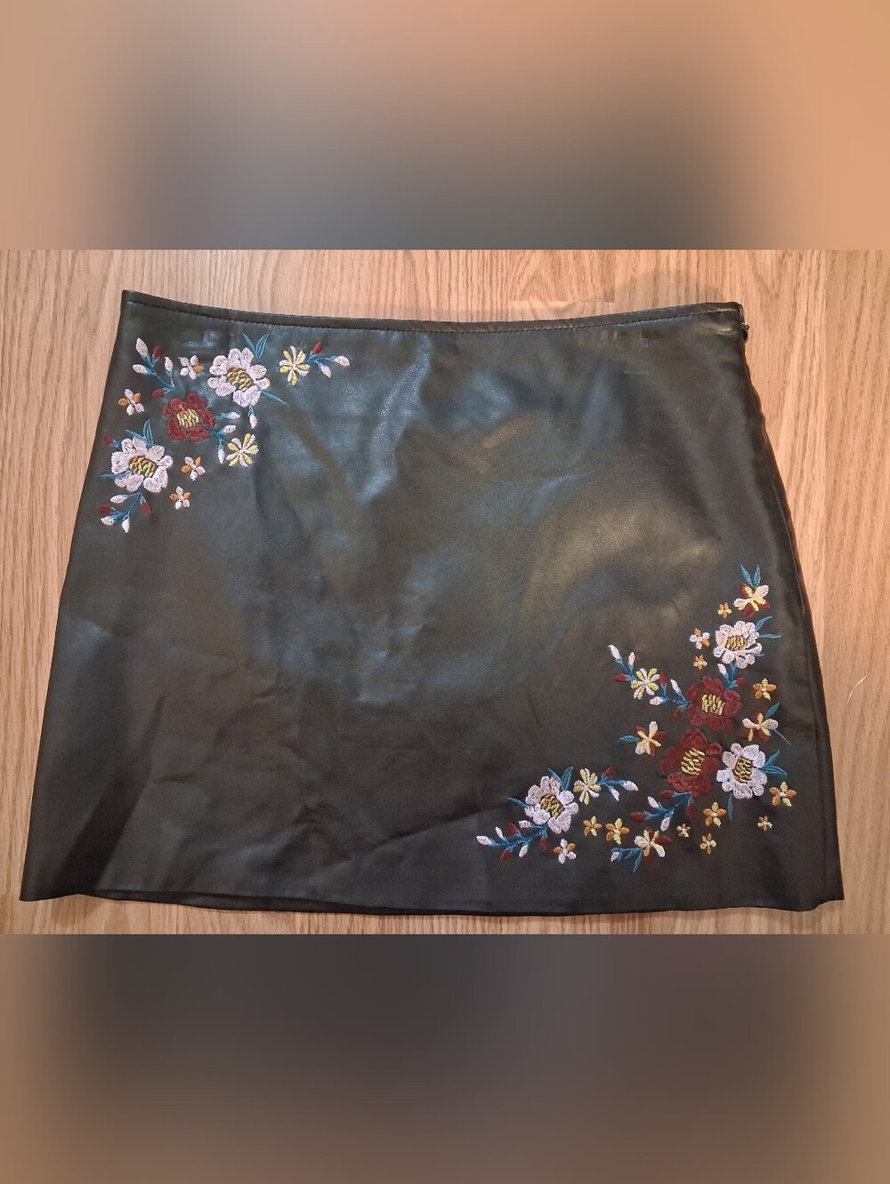 HIPPIE LAUNDRY vinyl embroidered mini skirt.  Womens. Size Medium. Black/Floral